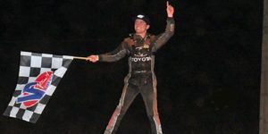 Seavey Strikes for “Tuesday Night Thunder” Glory at Red Dirt Raceway!